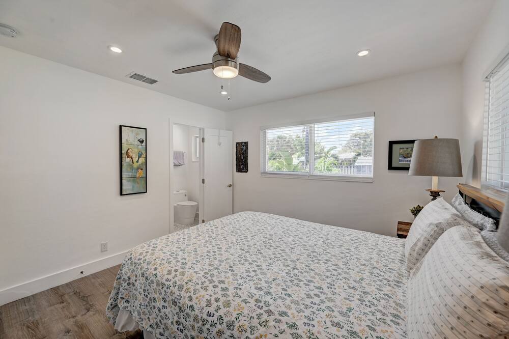 Photo of Bedroom in Oakland Park