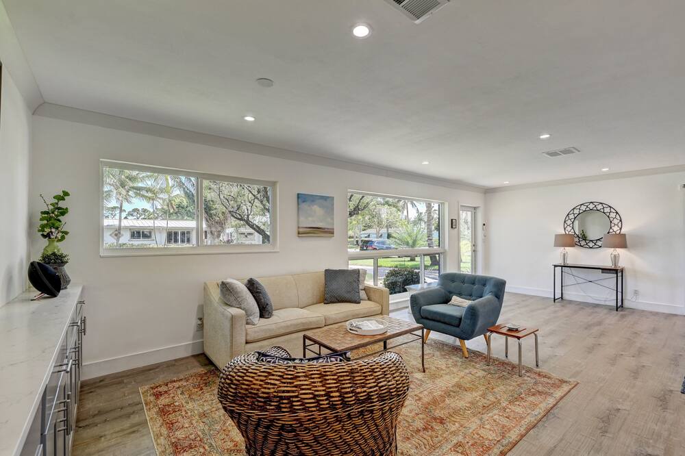 Photo of Livingroom in Oakland Park