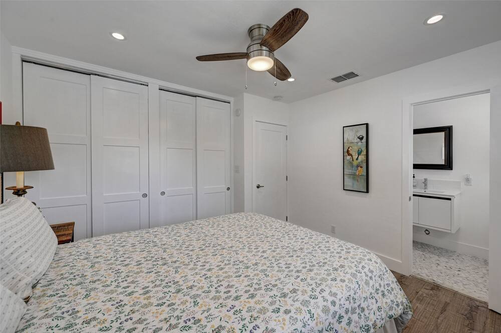 Photo of Bedroom in Oakland Park
