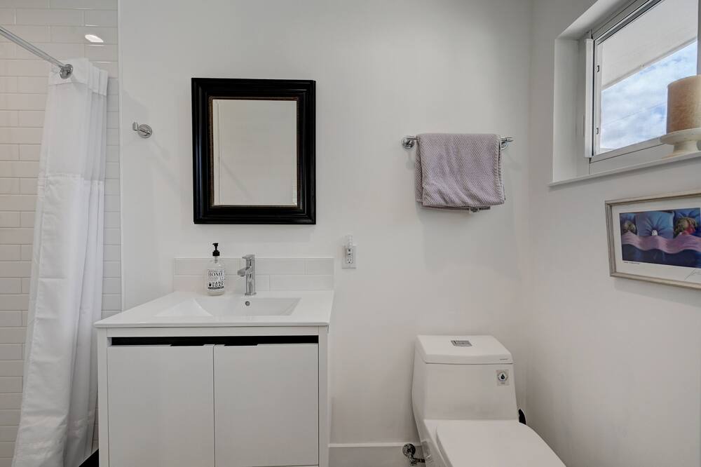 Photo of Bathroom in Oakland Park