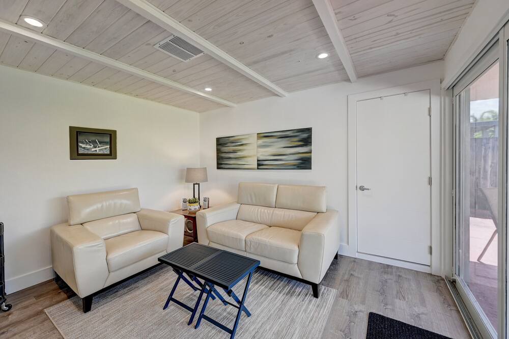 Photo of Livingroom in Oakland Park