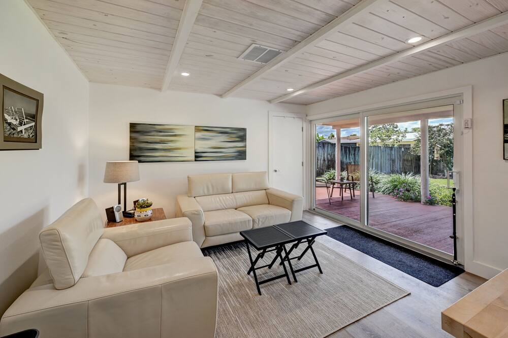 Photo of Livingroom in Oakland Park
