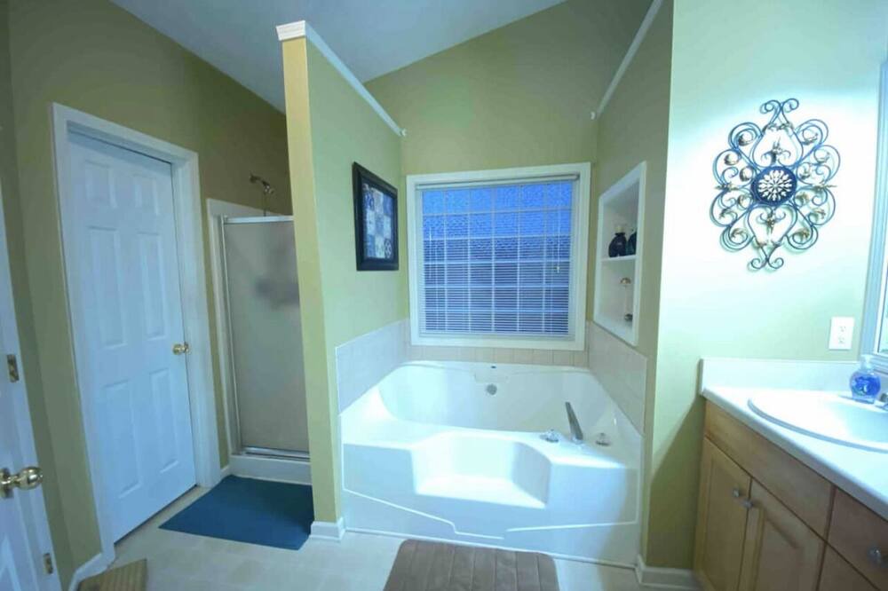 Photo of Bathroom in Hiram