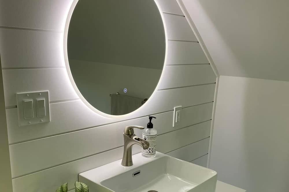 Photo of Bathroom in Canal