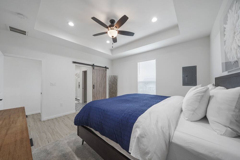 Photo of Bedroom in Crystal Beach