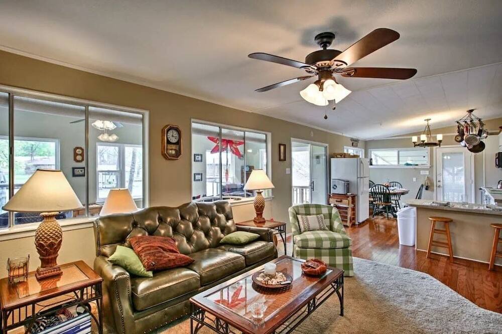 Photo of Livingroom in Gun Barrel City