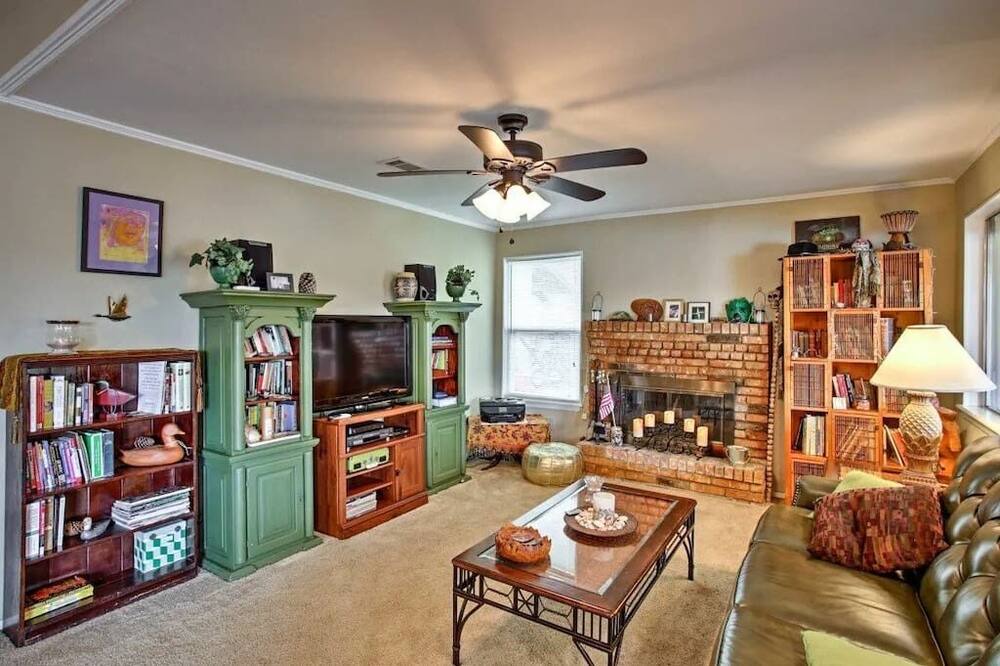 Photo of Livingroom in Gun Barrel City