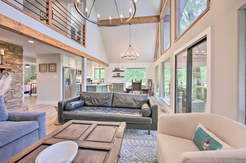 Photo of Livingroom in Henderson County