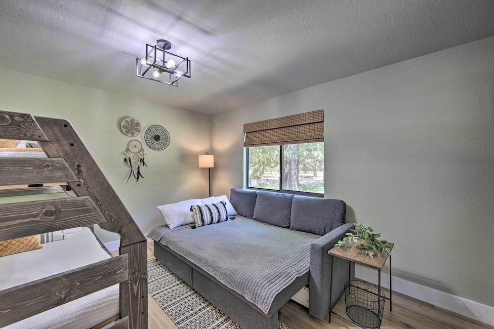 Photo of Livingroom in Henderson County