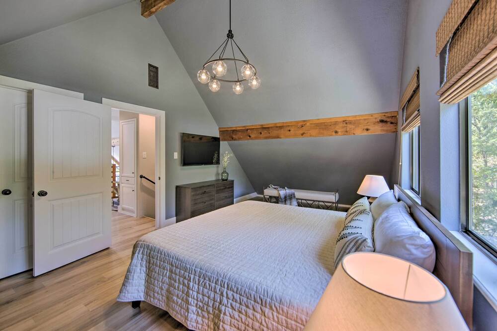Photo of Bedroom in Henderson County