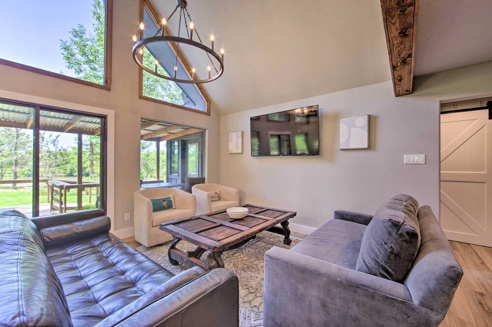 Photo of Livingroom in Henderson County