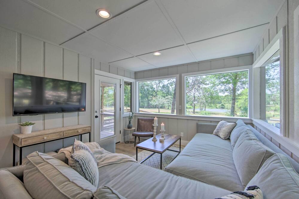 Photo of Livingroom in Henderson County
