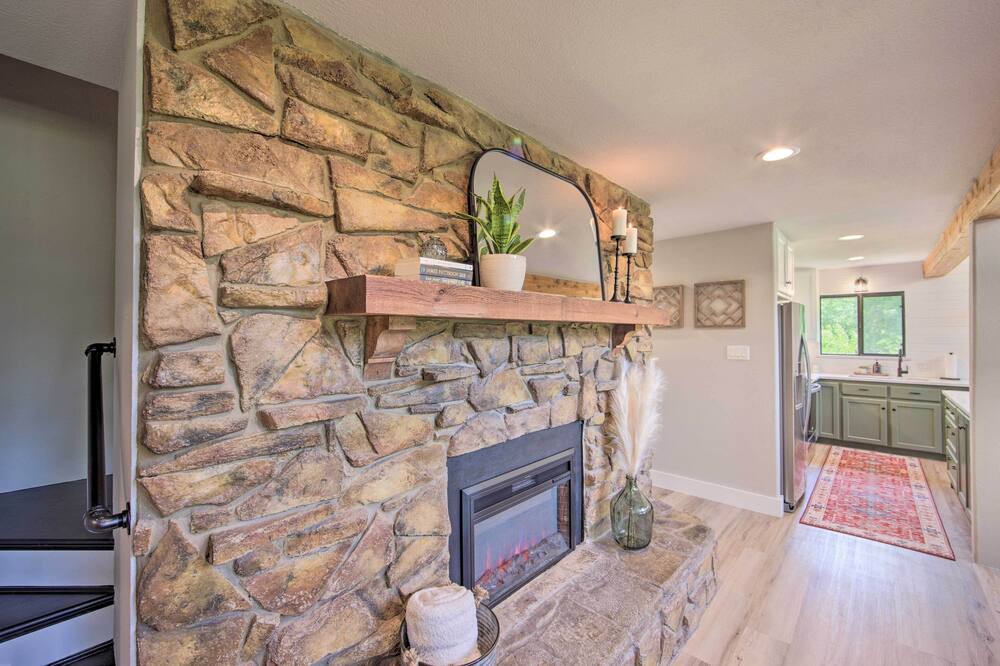 Photo of Livingroom in Henderson County