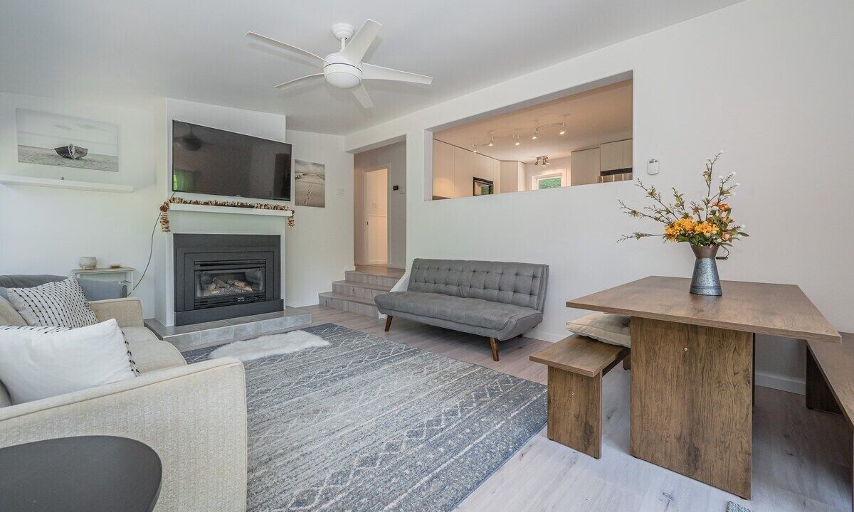 Photo of Livingroom in Colpoys Bay