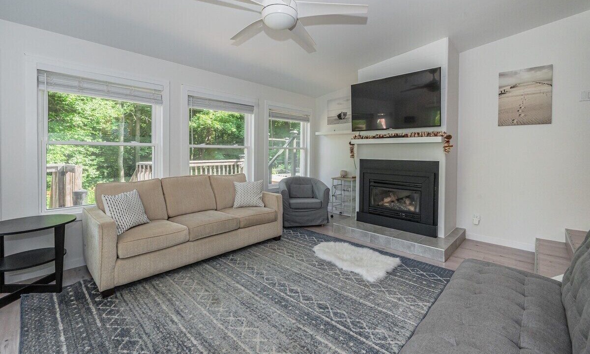 Photo of Livingroom in Colpoys Bay