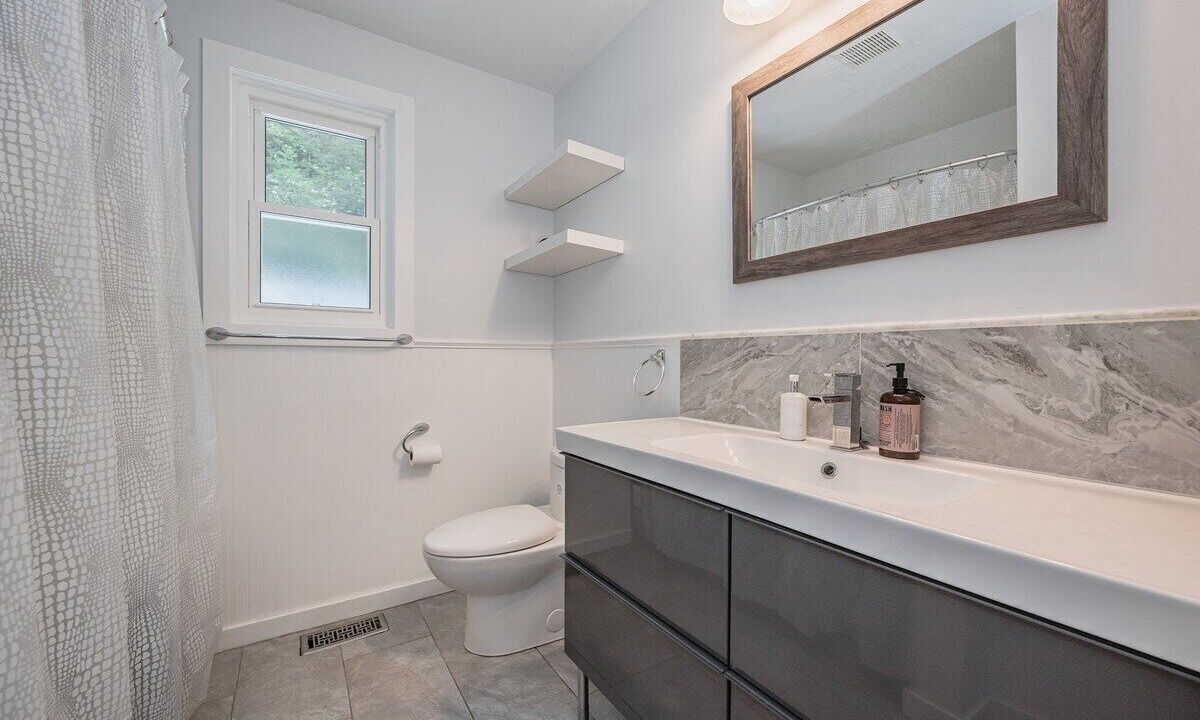 Photo of Bathroom in Colpoys Bay