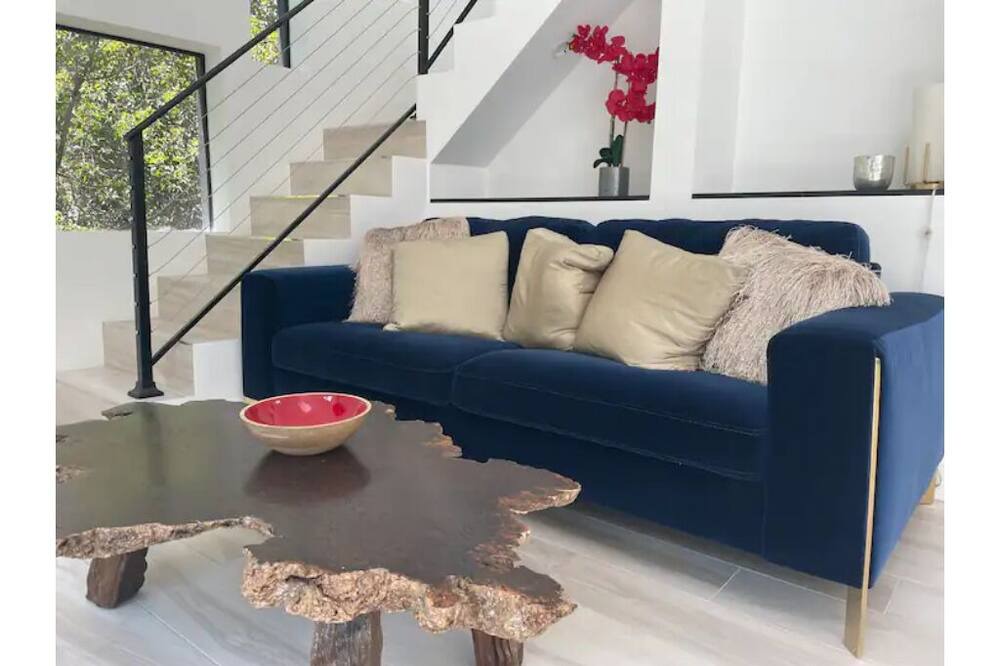Photo of Livingroom in Beverly Glen