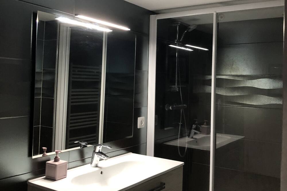 Photo of Bathroom in Saujon