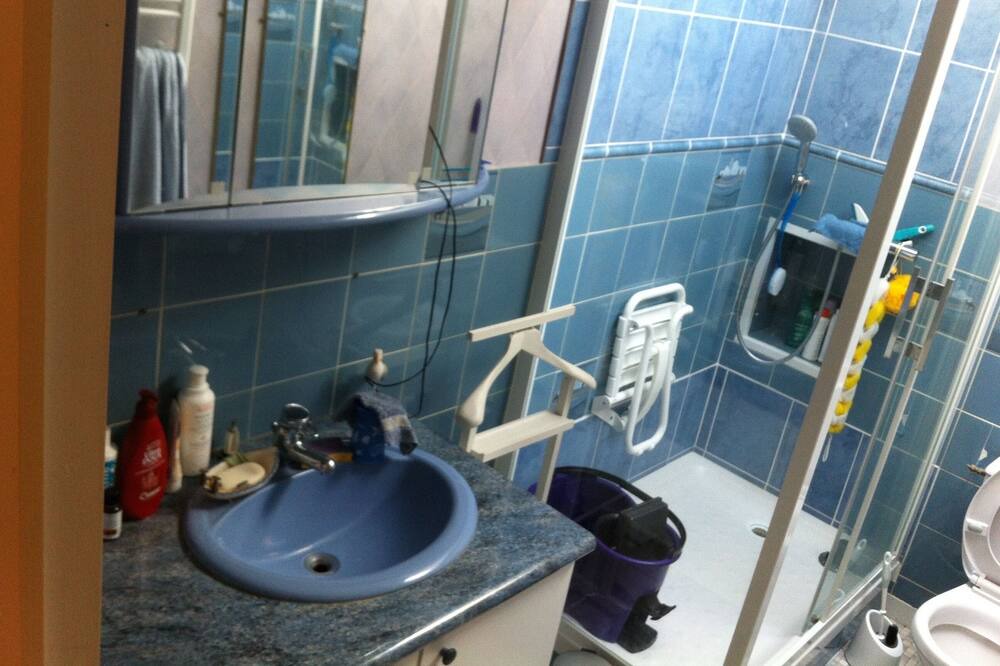 Photo of Bathroom in Flers