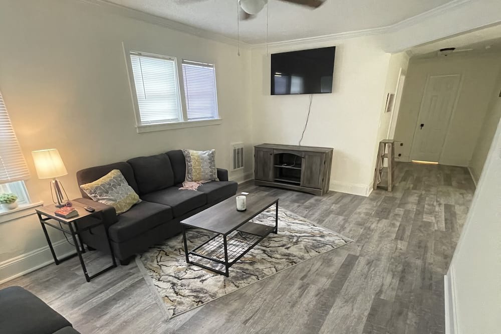 Photo of Livingroom in Anniston