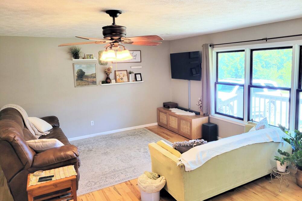 Photo of Livingroom in Squires
