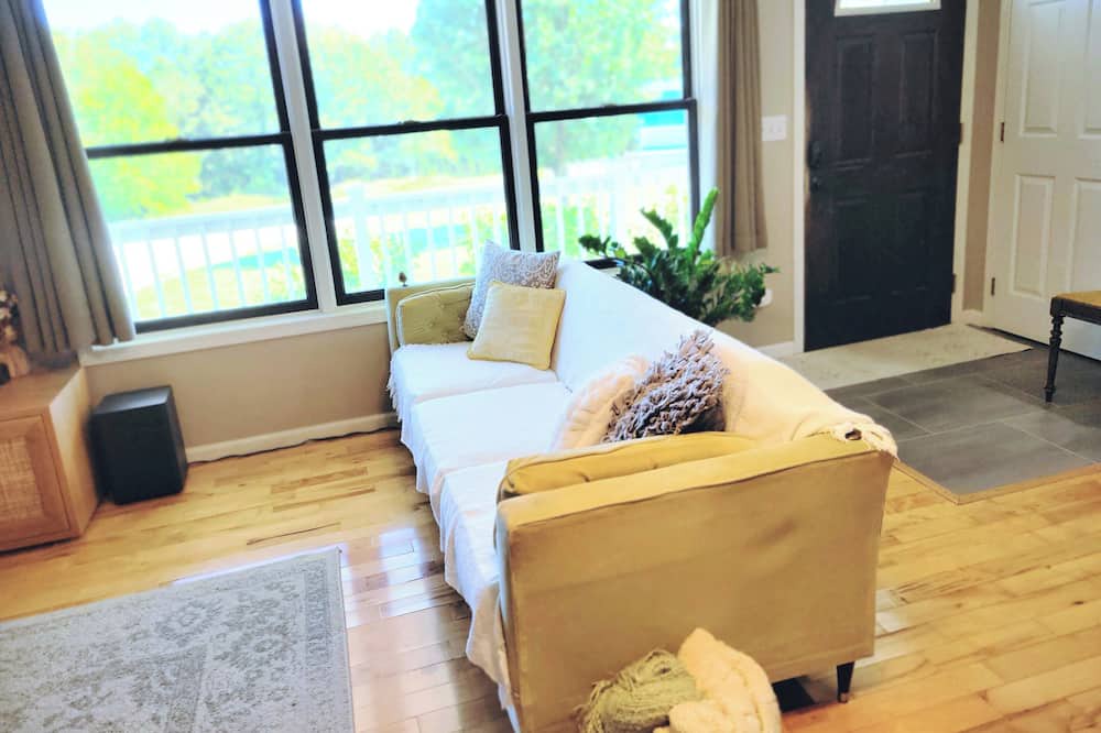 Photo of Livingroom in Squires