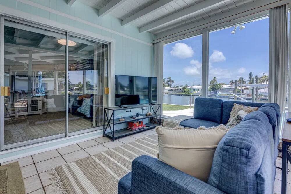 Photo of Livingroom in Cocoa Isles