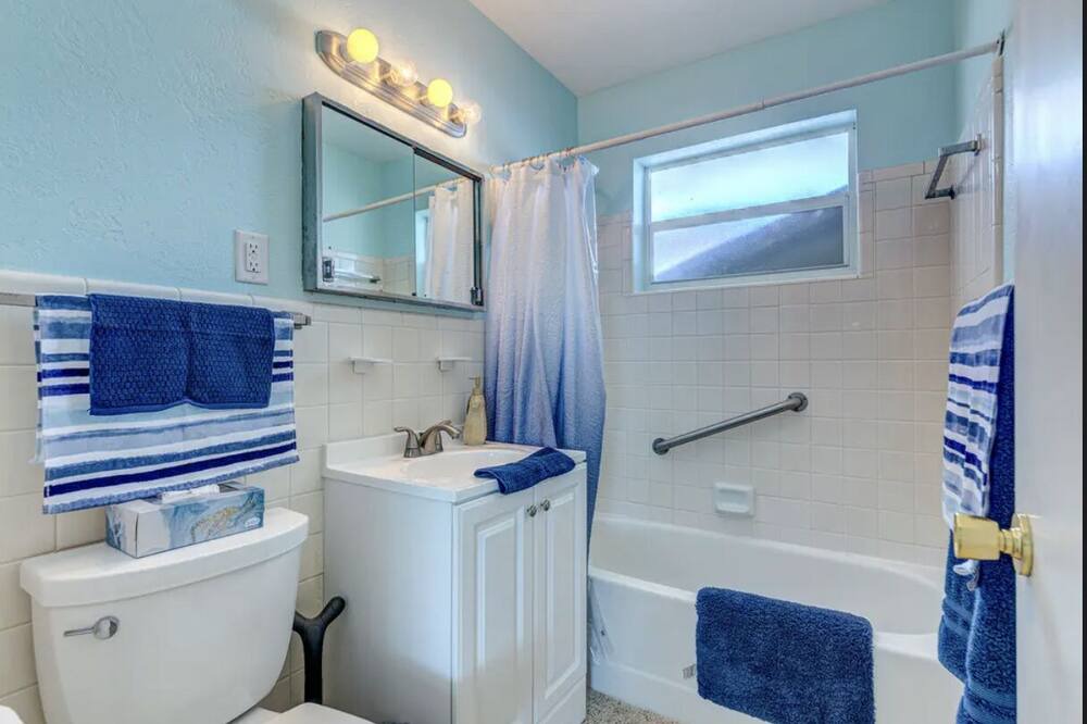 Photo of Bathroom in Cocoa Isles