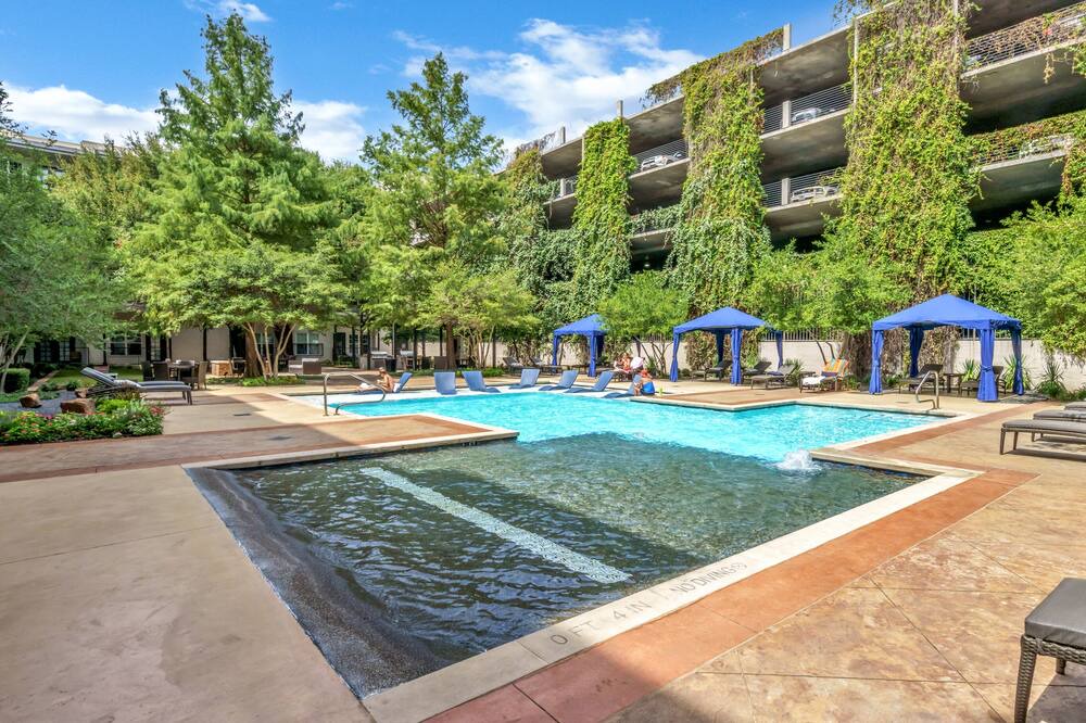 Photo of Outdoor in Oak Lawn