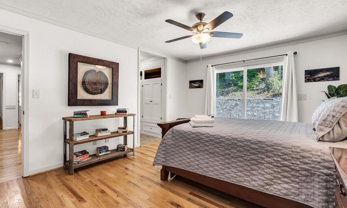 Photo of Bedroom in Walnut Mountain