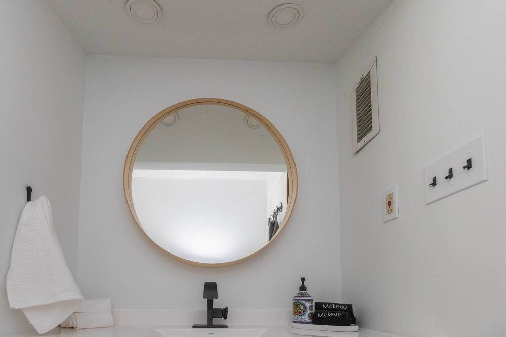 Photo of Bathroom in Lindenwood Park