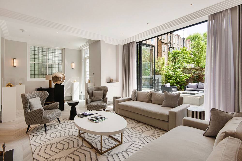 Photo of Livingroom in Courtfield