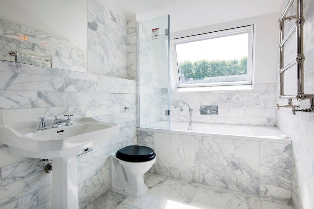 Photo of Bathroom in Courtfield