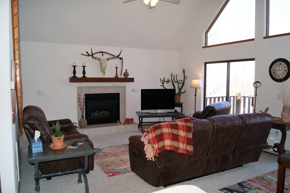 Photo of Livingroom in Upper Peachtree
