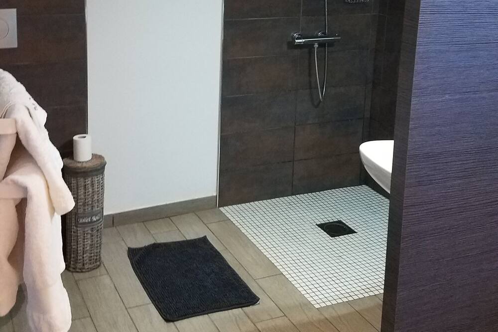 Photo of Bathroom in Desertines