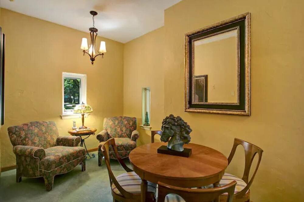 Photo of Livingroom in Jamestown