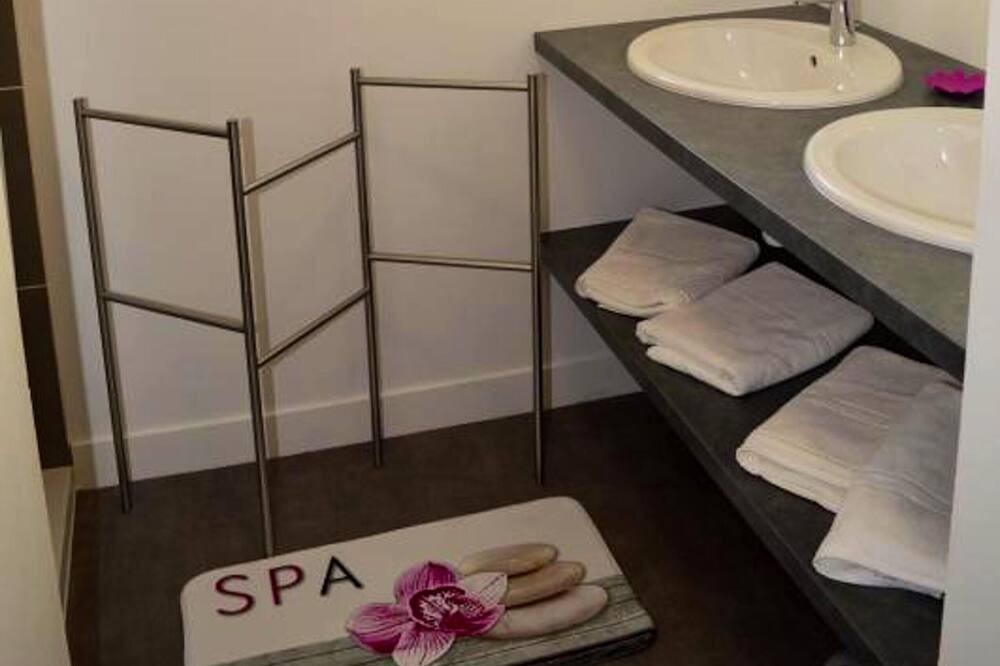 Photo of Bathroom in Saint-Epain