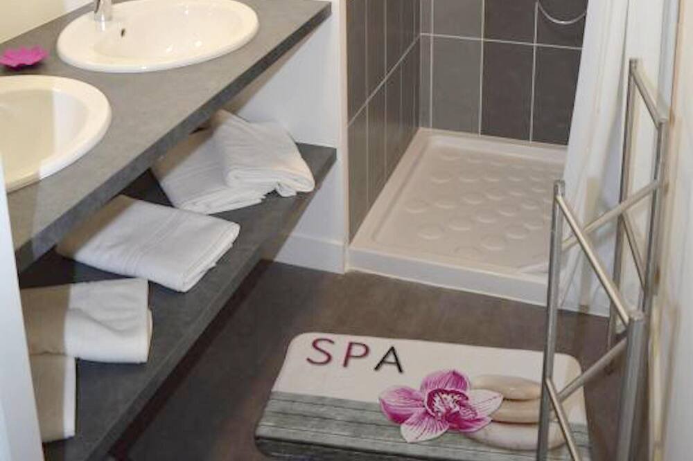 Photo of Bathroom in Saint-Epain