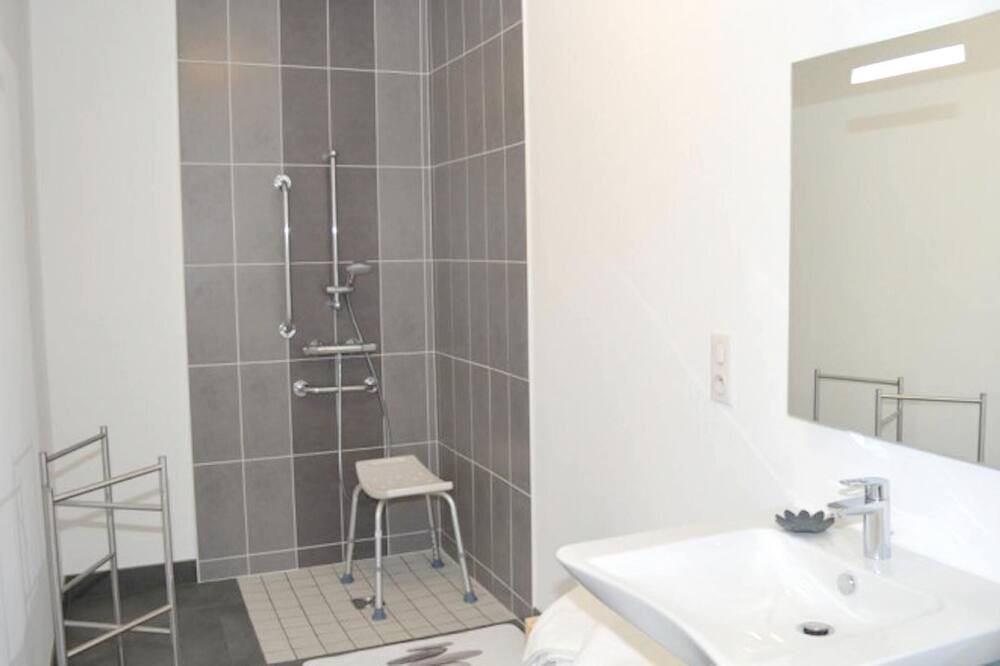 Photo of Bathroom in Saint-Epain