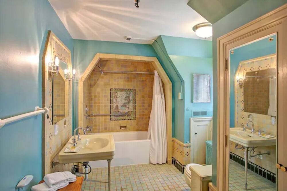 Photo of Bathroom in Jamestown