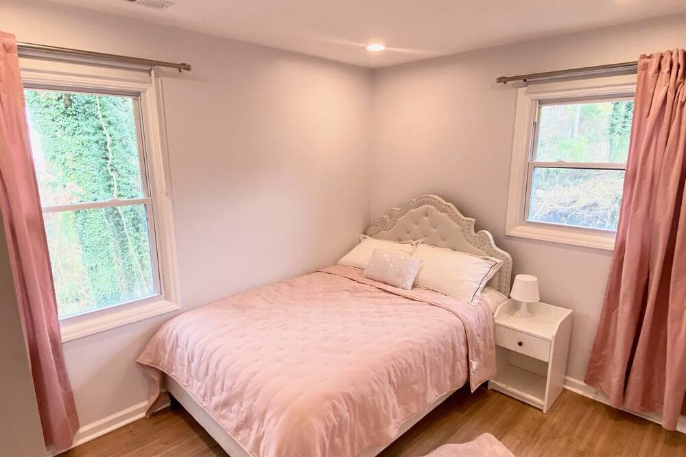 Photo of Bedroom in Executive Park