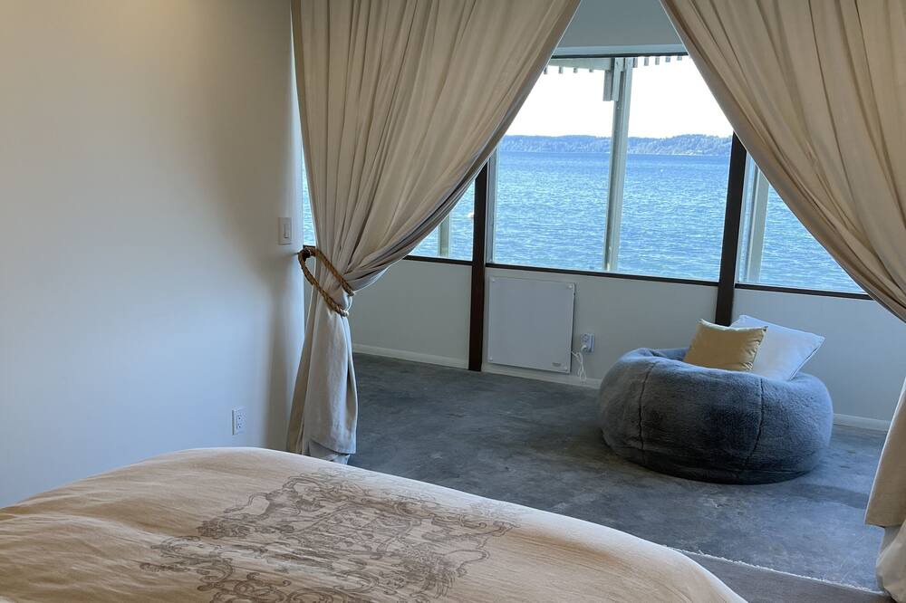 Photo of Bedroom in Arbor Heights