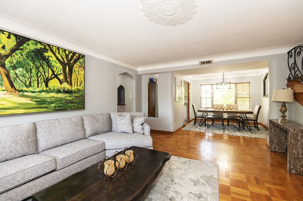 Photo of Livingroom in St. Louis Hills
