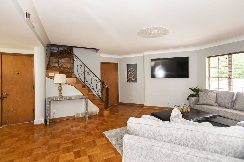 Photo of Livingroom in St. Louis Hills