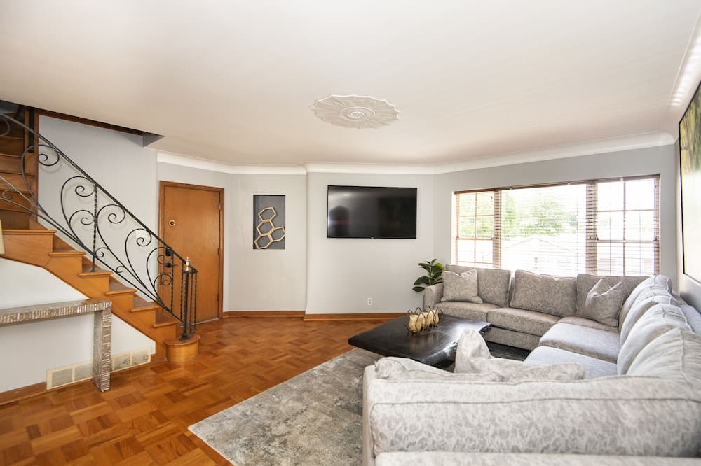 Photo of Livingroom in St. Louis Hills