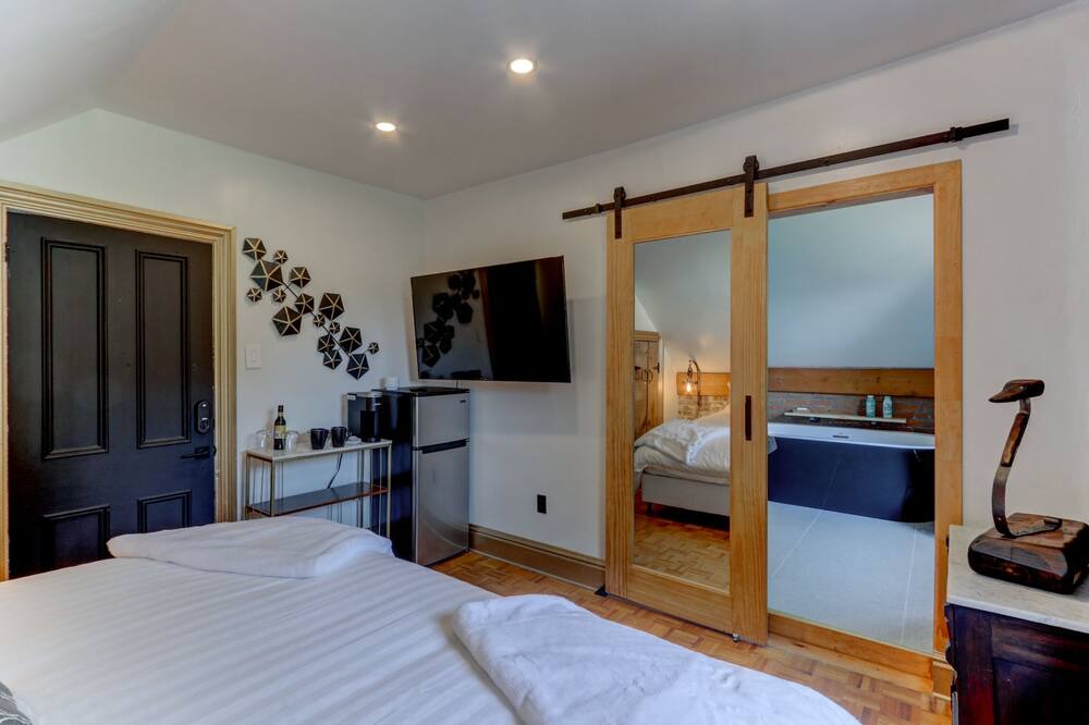 Photo of Bedroom in Grenville-sur-la-Rouge