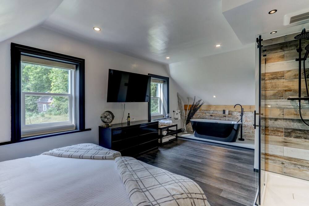 Photo of Bedroom in Grenville-sur-la-Rouge