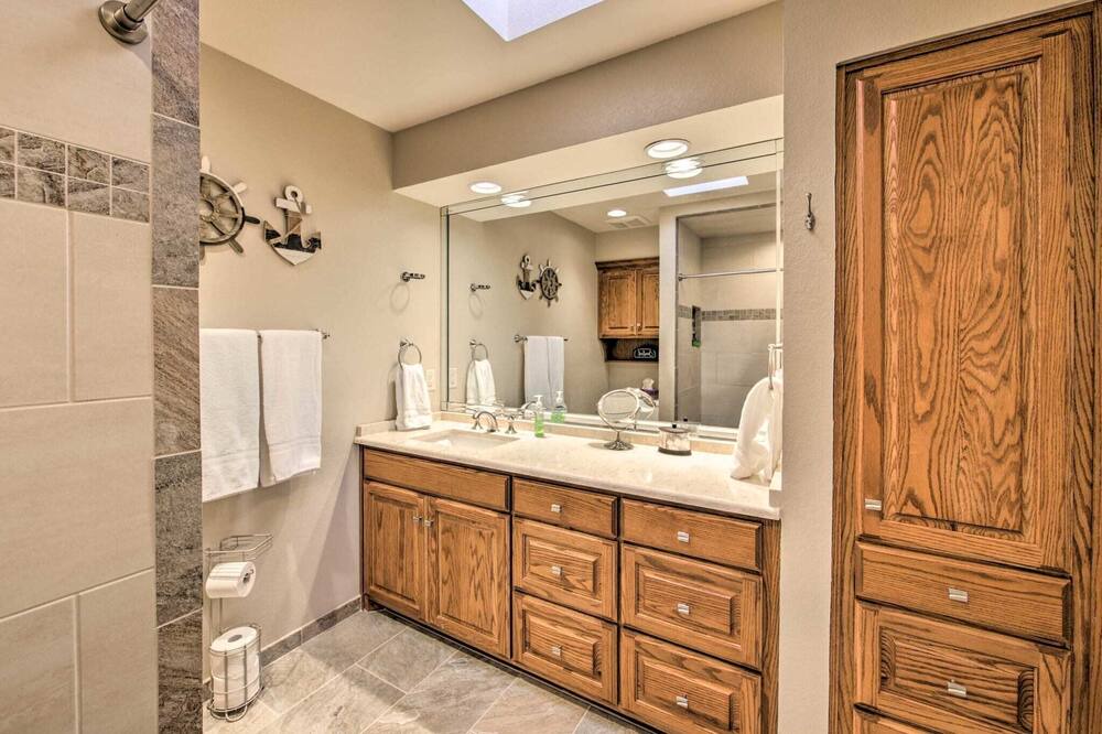 Photo of Bathroom in Carolyn Estates