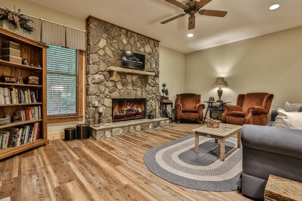Photo of Livingroom in Big Canoe
