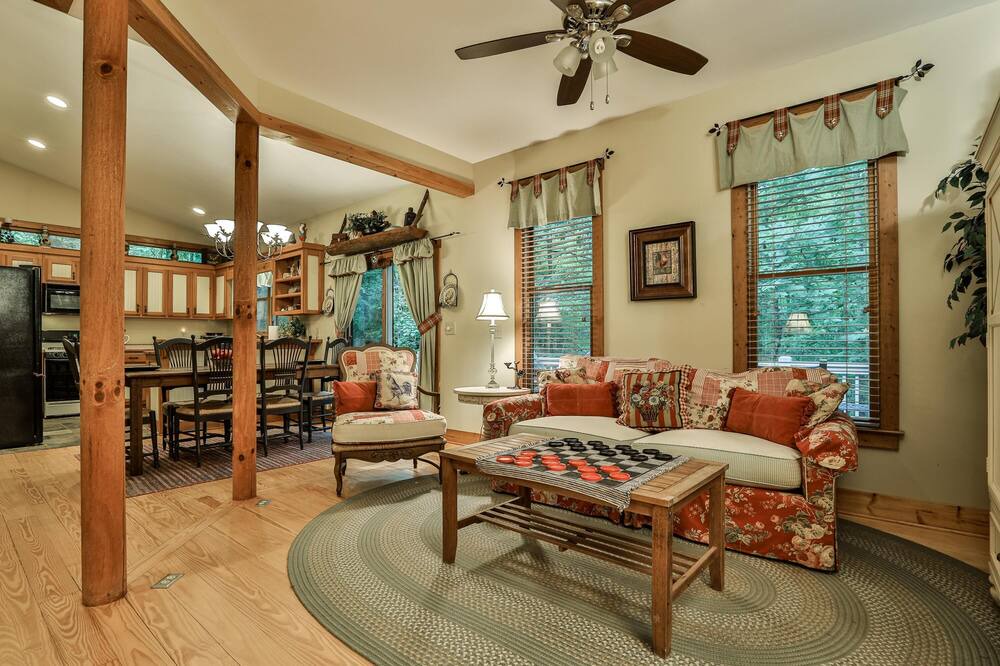 Photo of Livingroom in Big Canoe